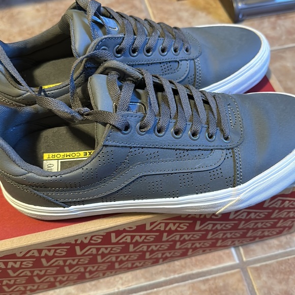 Men’s Leather vans size 9, great condition - Picture 2 of 4